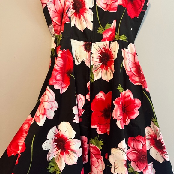 Le Chateau strapless summer dress with crinoline. Comes with a belt - Picture 2 of 4